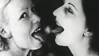 سجا دیئے اور سنہرے بالوں والی فیلم سکسی اولین بار لڑکی اس بلی راضی انگلیوں کے ساتھ سوفی پر