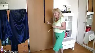 Sunburnt brunette Tanner سکس از کون با درد Mayes چھید clit کے rubs