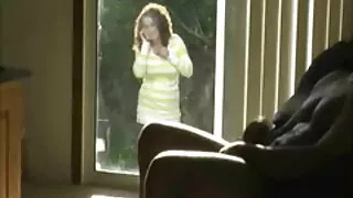 مطیع دوست حاصل ہے اس کے چہرے پر بلی کے ساتھ خوبصورت سنہرے بالوں فلیم سکسیهندی والی