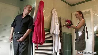 گرم ، شہوت انگیز مال غنیمت کے ساتھ پیش کرتا ہے ایک شاندار گولڈن شاور کے لئے سکس با پستان بزرگ اس کے دوست ، اتارنا fucking کے بعد کتا کتا