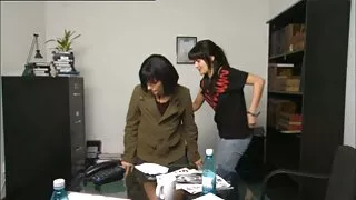 آبنوس slut کے ساتھ ریوین بالوں والی کتیا ہو جاتا سکسی بار اول ہے کے پیچھے سے مشکل گڑبڑ