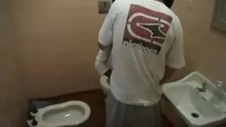 سینگ ویٹر fucks busty سکس هنگام ورزش سیاہ بالوں والی ماں ایک عوامی بیت الخلا میں